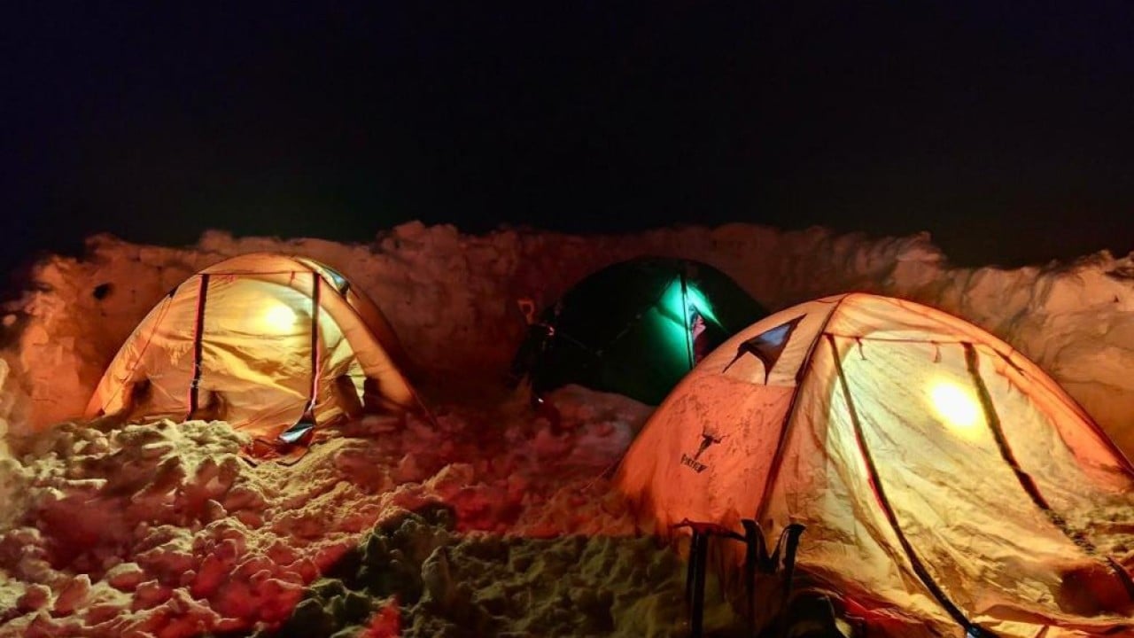 Yazın sıcakta dalgalanan bayrak kışın buz kesti!