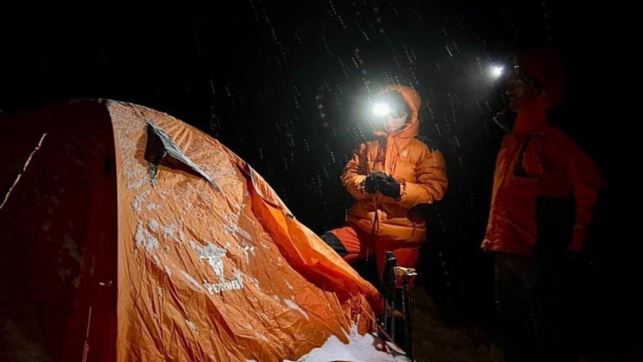 Foto - Yazın sıcakta dalgalanan bayrak kışın buz kesti!