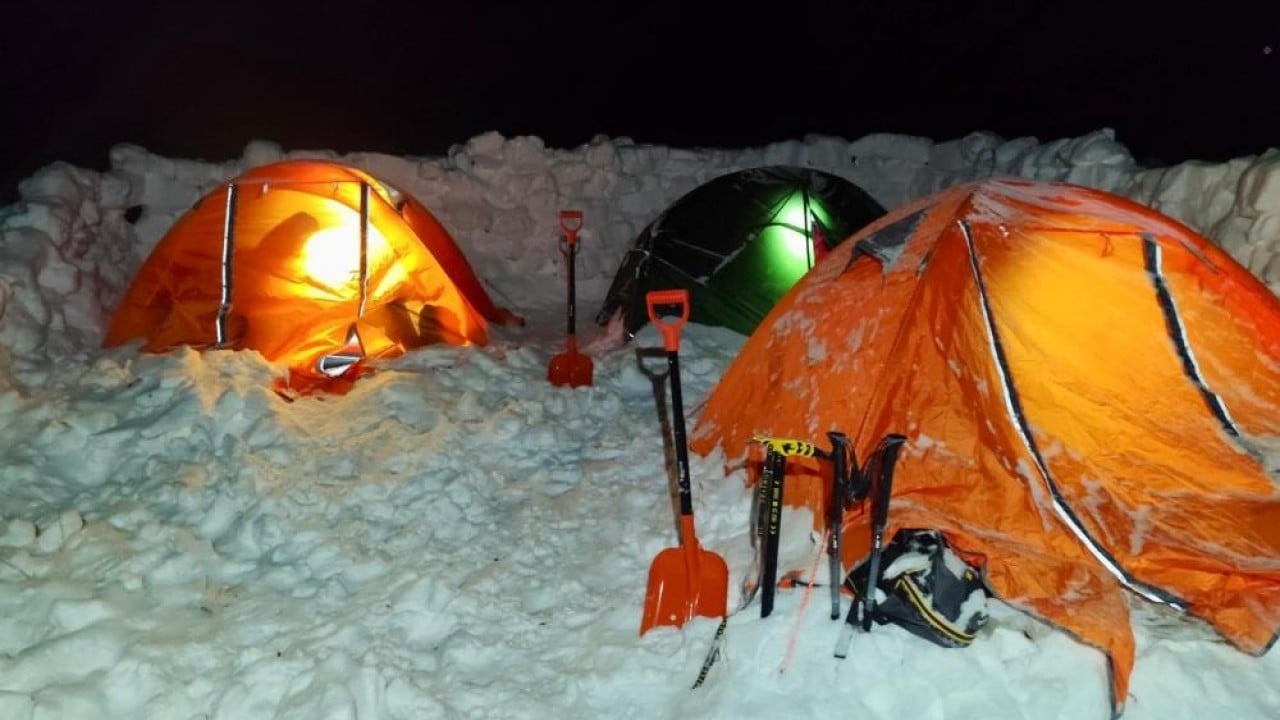 Foto - Yazın sıcakta dalgalanan bayrak kışın buz kesti!