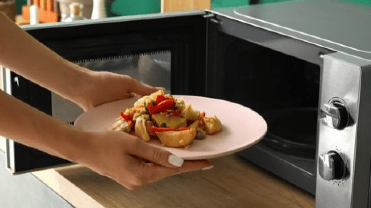 Foto - Yemekleri mikrodalgada ısıtırsanız ne olur? Korkutan yorumlar geldi...