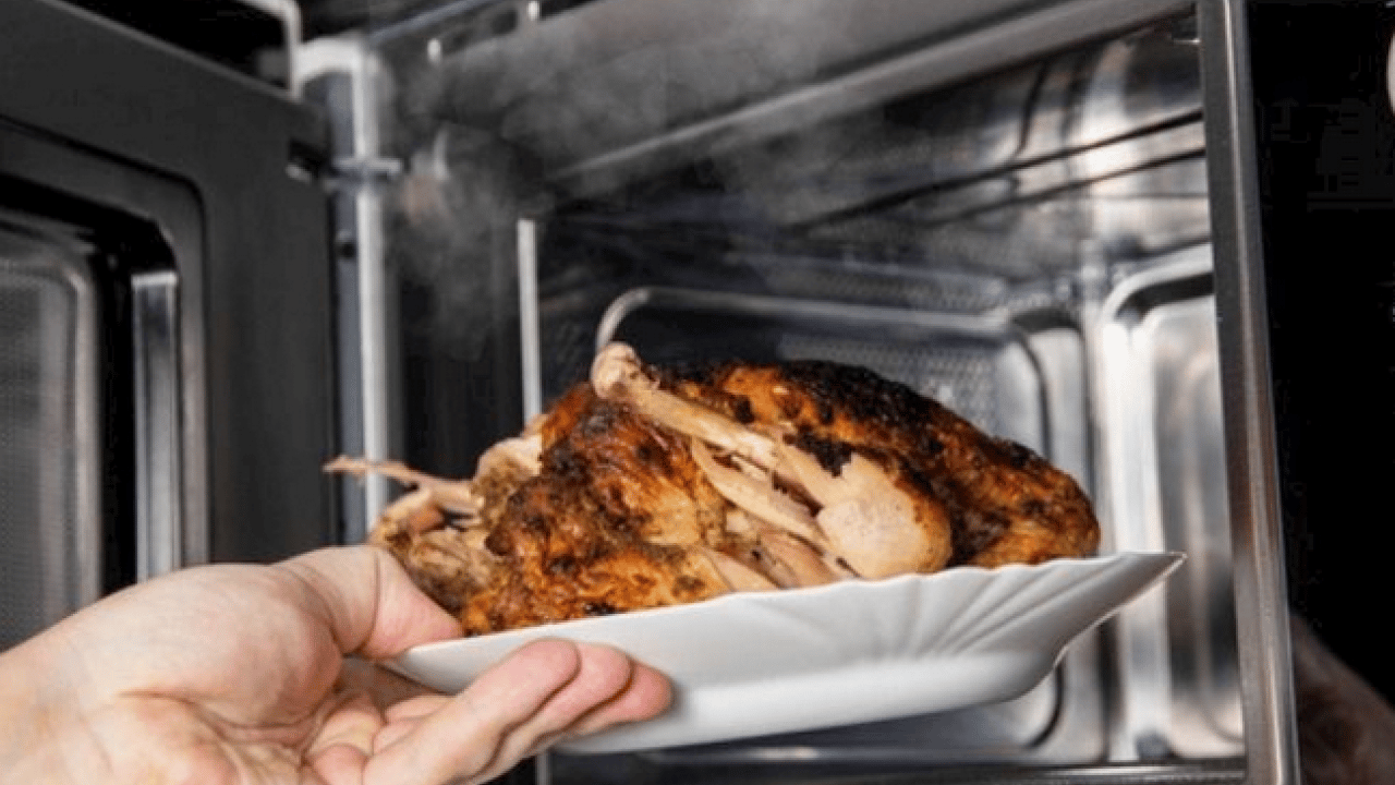 Yemekleri mikrodalgada ısıtırsanız ne olur? Korkutan yorumlar geldi...