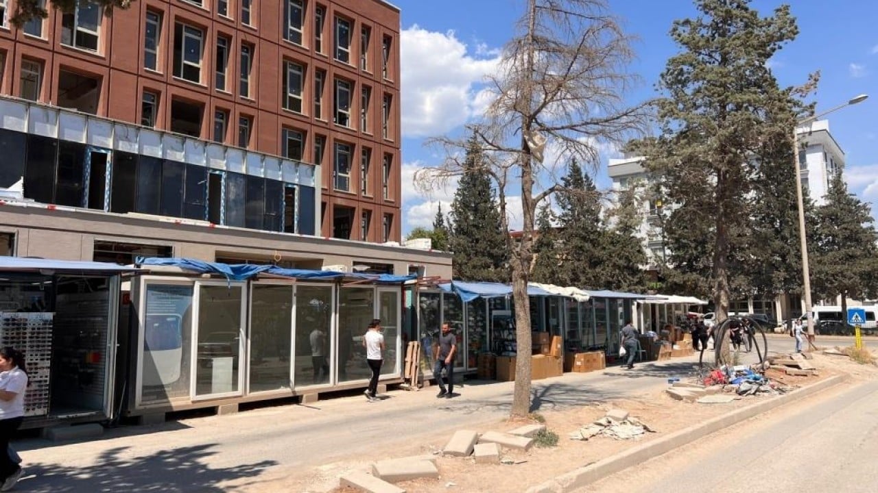 Foto - Yeni işyerleri tamamlandı Depremzede esnaf konteynerlere veda ediyor