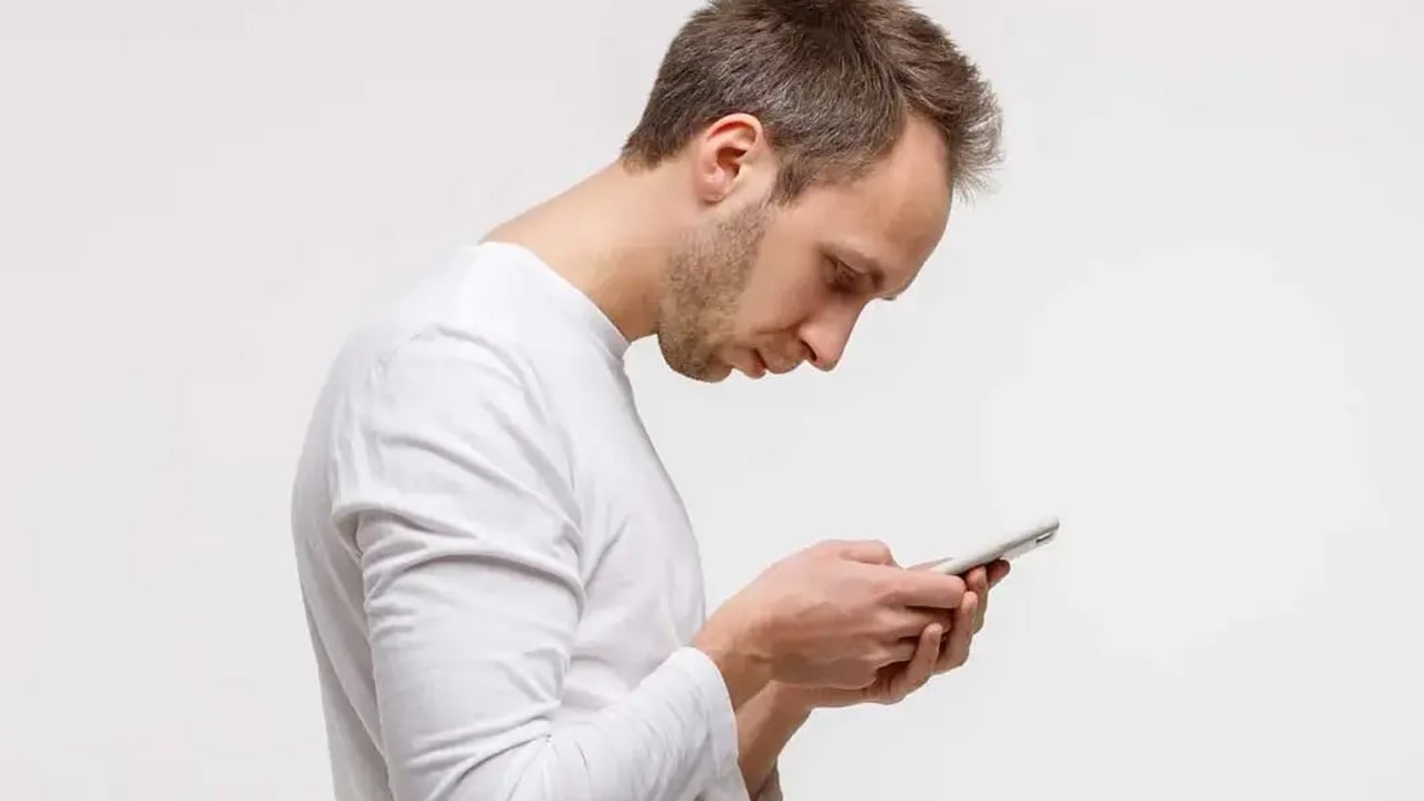 Foto - Yeni nesil tehlikede! Telefon boynu sendromu tehlikesi: Motor becerilerde kayıplar olabilir! 