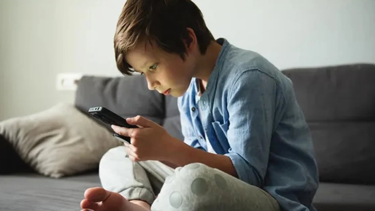 Yeni nesil tehlikede! Telefon boynu sendromu tehlikesi: Motor becerilerde kayıplar olabilir! 