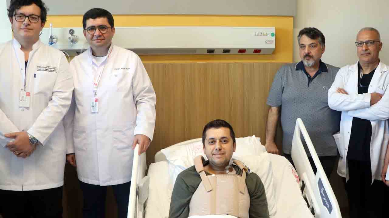Foto - Yeni nesil teknik başarıyla uygulandı: Aortu yırtılan hastaya yapay damar çözümü