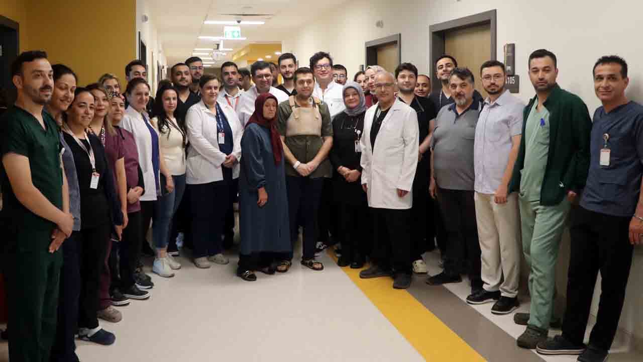 Foto - Yeni nesil teknik başarıyla uygulandı: Aortu yırtılan hastaya yapay damar çözümü