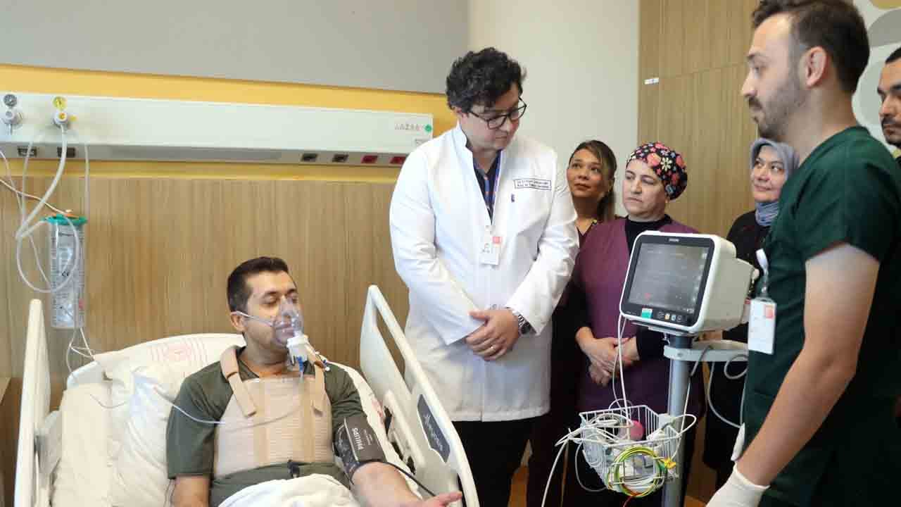 Foto - Yeni nesil teknik başarıyla uygulandı: Aortu yırtılan hastaya yapay damar çözümü