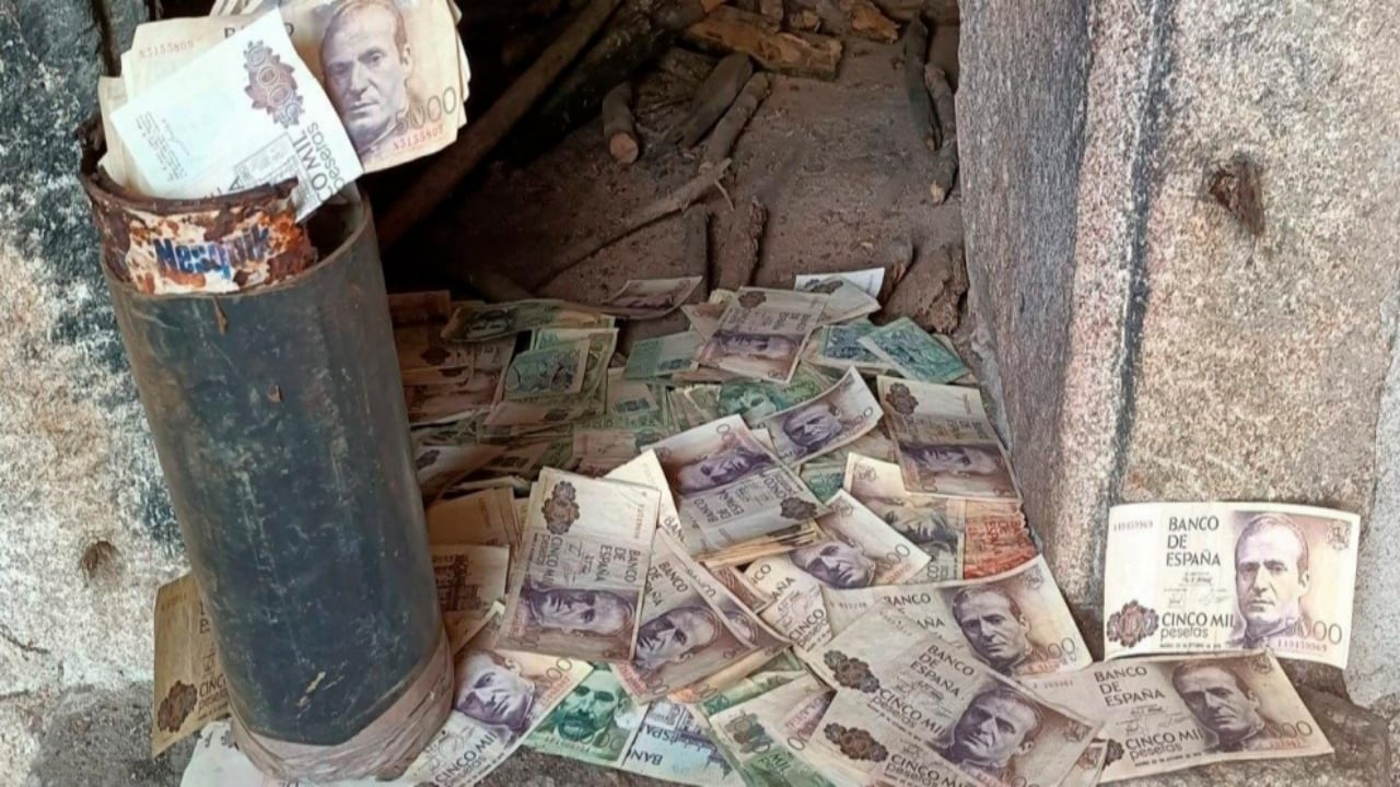 Foto - Yeni satın aldığı ev gizli banka çıktı! Balyozu "dannn" diye vurunca servet fışkırdı