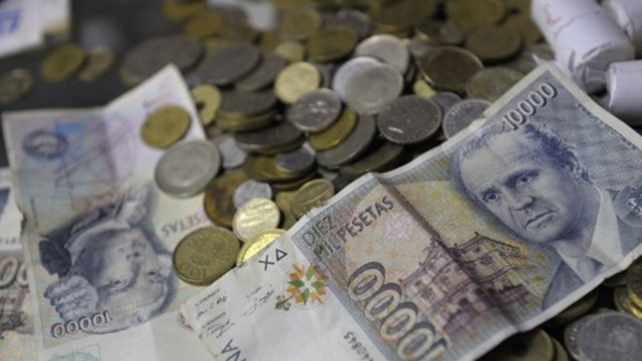 Foto - Yeni satın aldığı ev gizli banka çıktı! Balyozu "dannn" diye vurunca servet fışkırdı