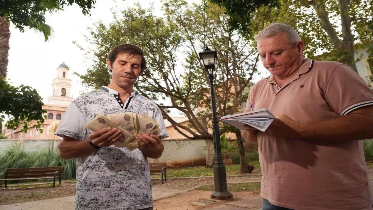 Foto - Yeni satın aldığı ev gizli banka çıktı! Balyozu "dannn" diye vurunca servet fışkırdı