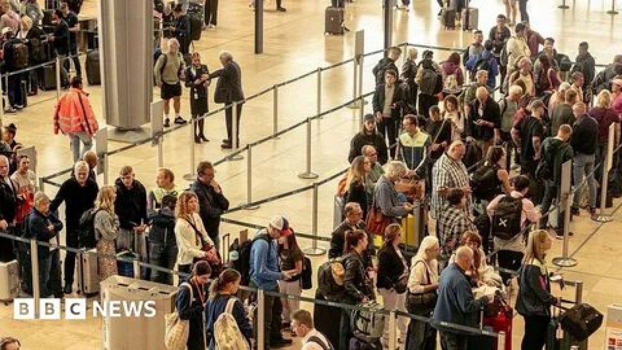 Foto - Yeni sistem ellerinde patladı! Avrupa havalimanlarında kuyruk çilesi
