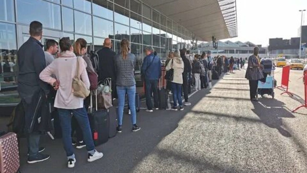 Foto - Yeni sistem ellerinde patladı! Avrupa havalimanlarında kuyruk çilesi