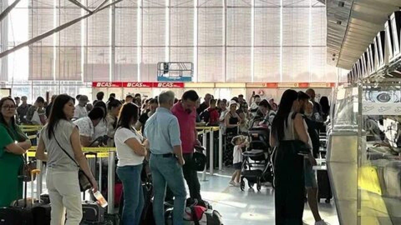 Foto - Yeni sistem ellerinde patladı! Avrupa havalimanlarında kuyruk çilesi