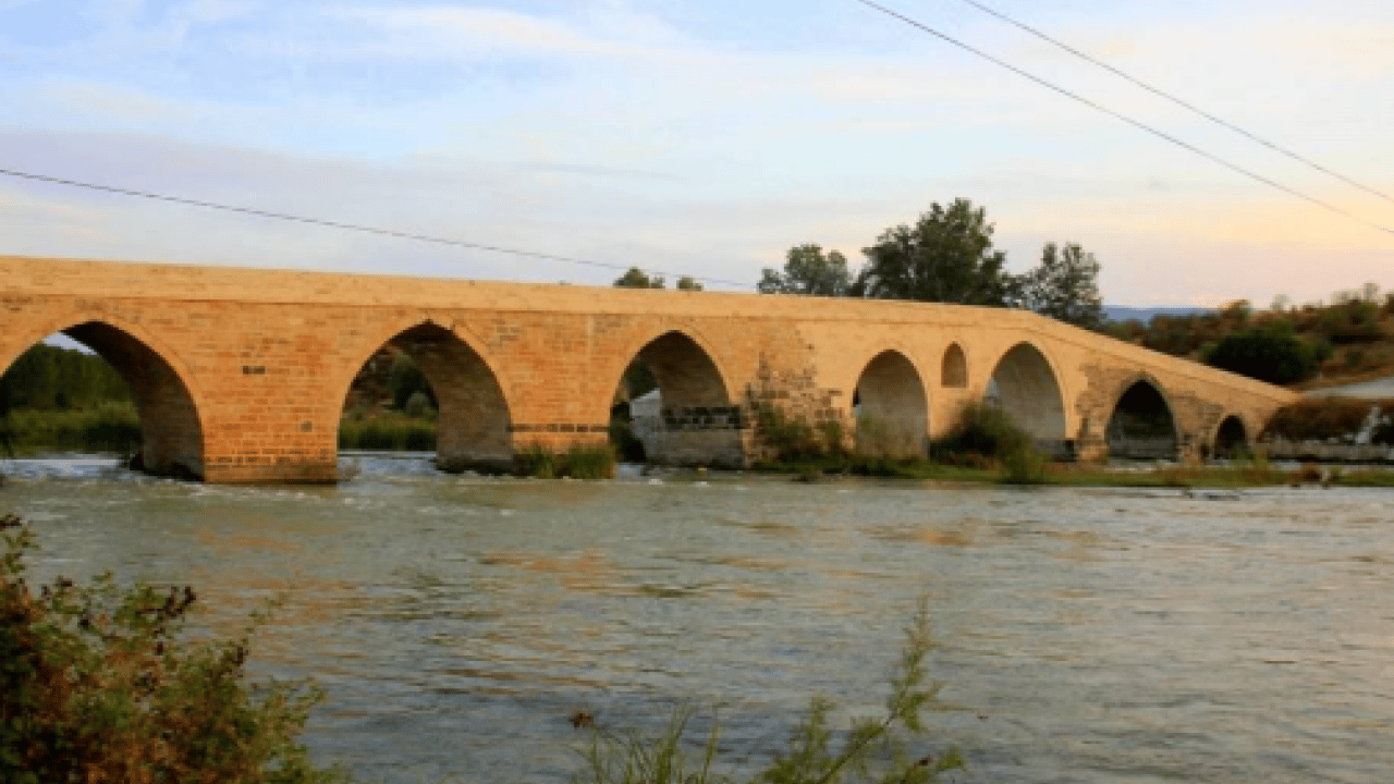 Foto - Yeniler taşkına dayanamadı, o dimdik ayakta: Asırlara meydan okuyan Selçuklu köprüsü!