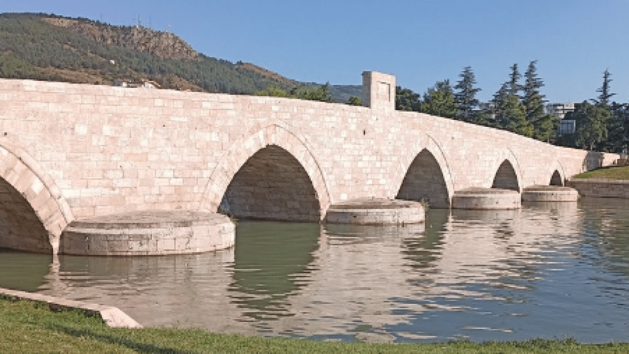 Foto - Yeniler taşkına dayanamadı, o dimdik ayakta: Asırlara meydan okuyan Selçuklu köprüsü!