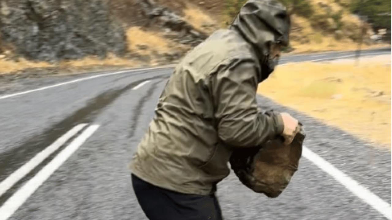 Foto - Yer: Hakkari! Düşen kaya parçalarını dağcılar temizledi