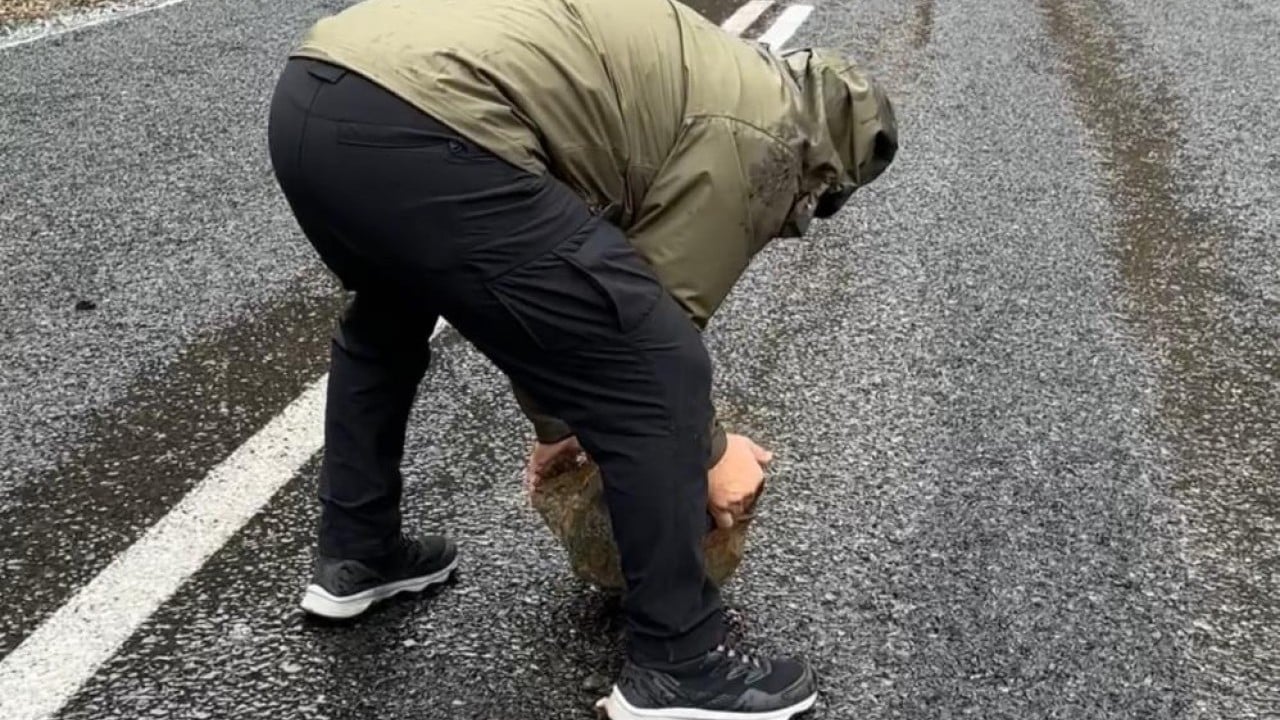 Foto - Yer: Hakkari! Düşen kaya parçalarını dağcılar temizledi