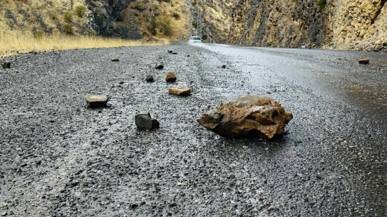 Foto - Yer: Hakkari! Düşen kaya parçalarını dağcılar temizledi