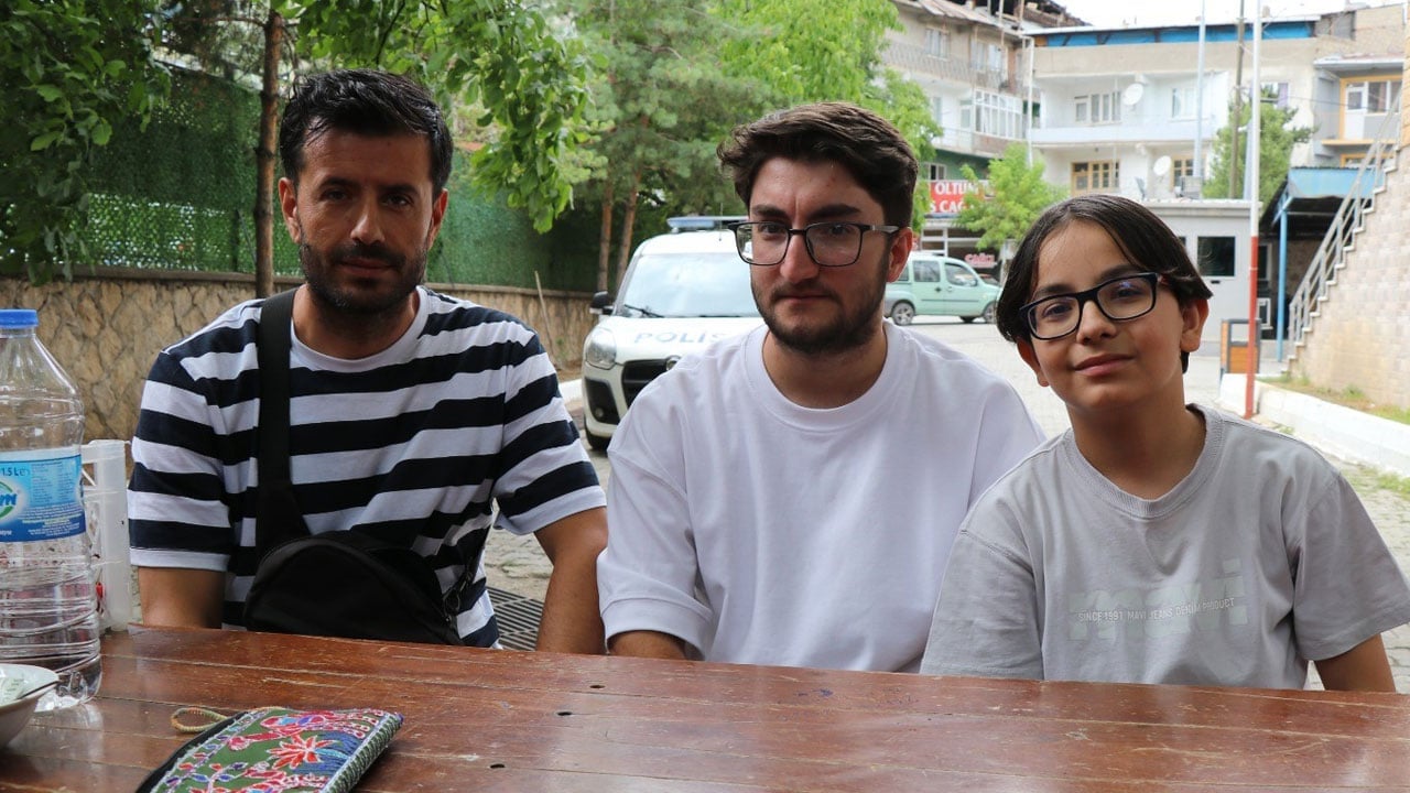 Foto - Yerde buldukları cüzdanı açınca şaşırdılar! Üç gençten takdir toplayan hareket