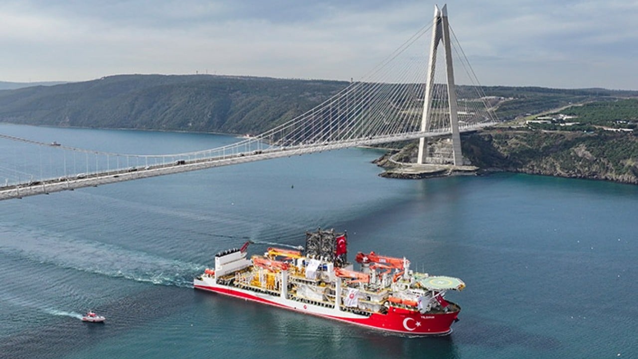 Milli sondaj gemimiz boğazdan 'Yıldırım' gibi geçti