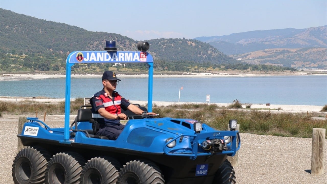 Foto - Yerli ve yabancı turistlerin gözde yeri! Salda Gölü'nde atlı jandarma ekibi göreve başladı