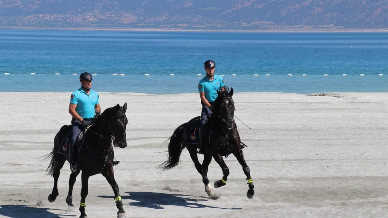 Foto - Yerli ve yabancı turistlerin gözde yeri! Salda Gölü'nde atlı jandarma ekibi göreve başladı