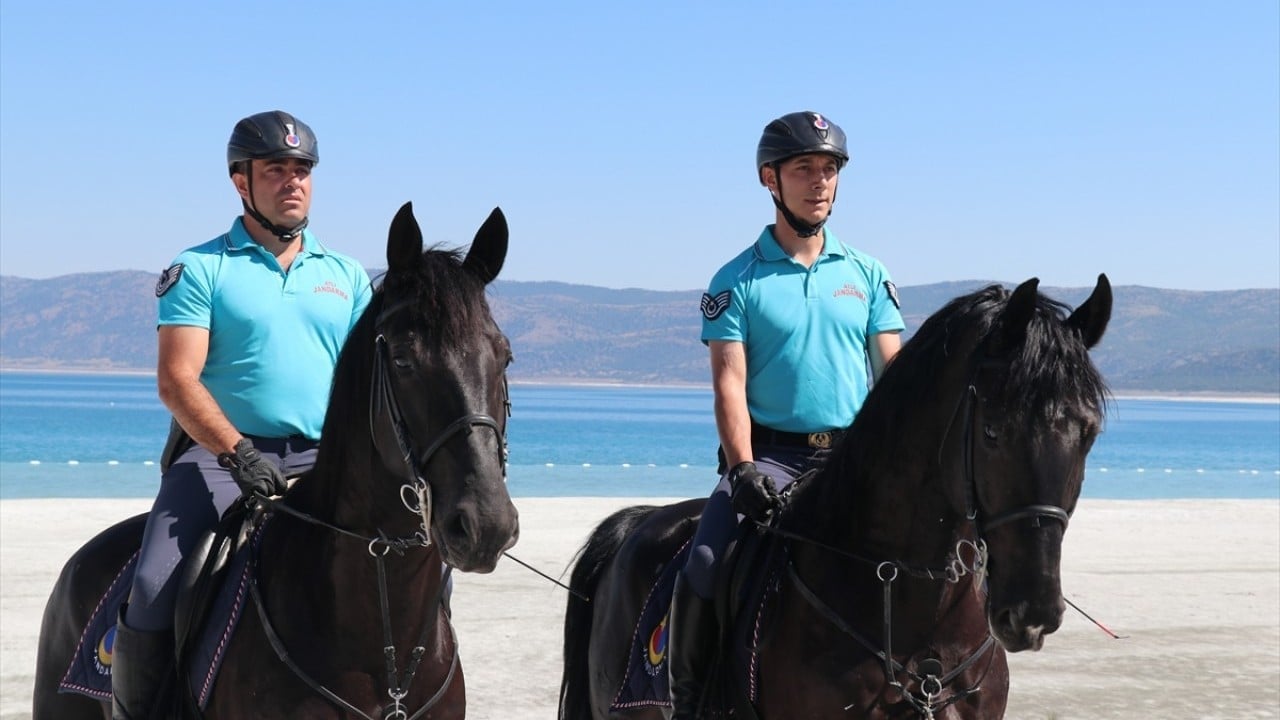Foto - Yerli ve yabancı turistlerin gözde yeri! Salda Gölü'nde atlı jandarma ekibi göreve başladı