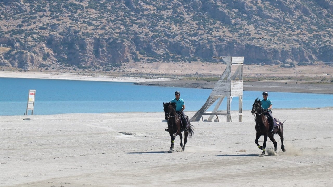 Foto - Yerli ve yabancı turistlerin gözde yeri! Salda Gölü'nde atlı jandarma ekibi göreve başladı