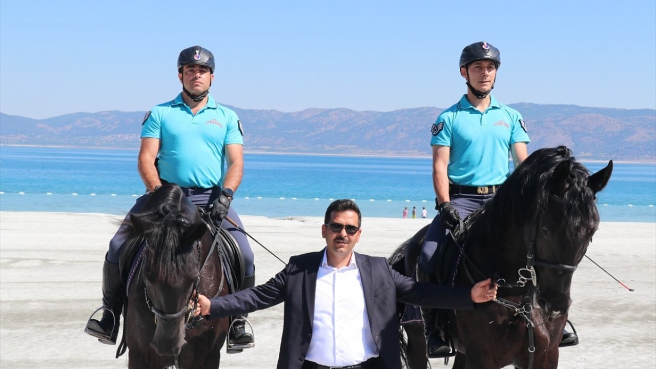 Foto - Yerli ve yabancı turistlerin gözde yeri! Salda Gölü'nde atlı jandarma ekibi göreve başladı