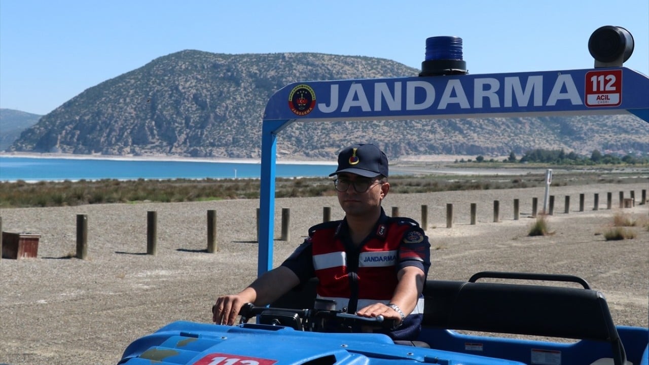 Foto - Yerli ve yabancı turistlerin gözde yeri! Salda Gölü'nde atlı jandarma ekibi göreve başladı