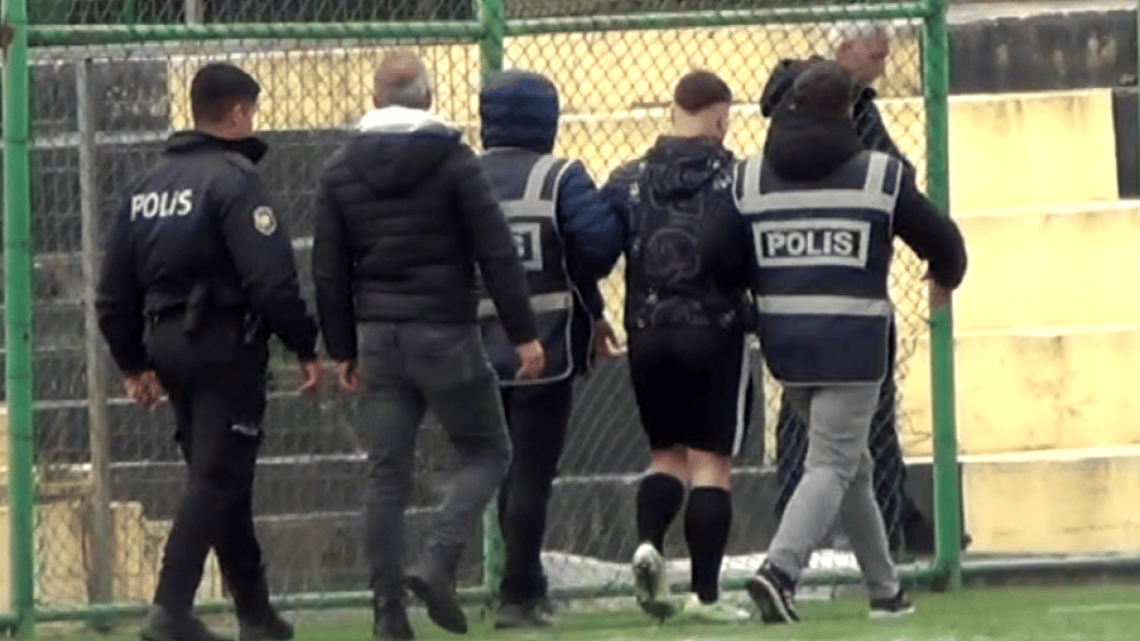 Foto - Yeşil sahada skandal ötesi hareket! Kulüp apar topar kapının önünde koydu!