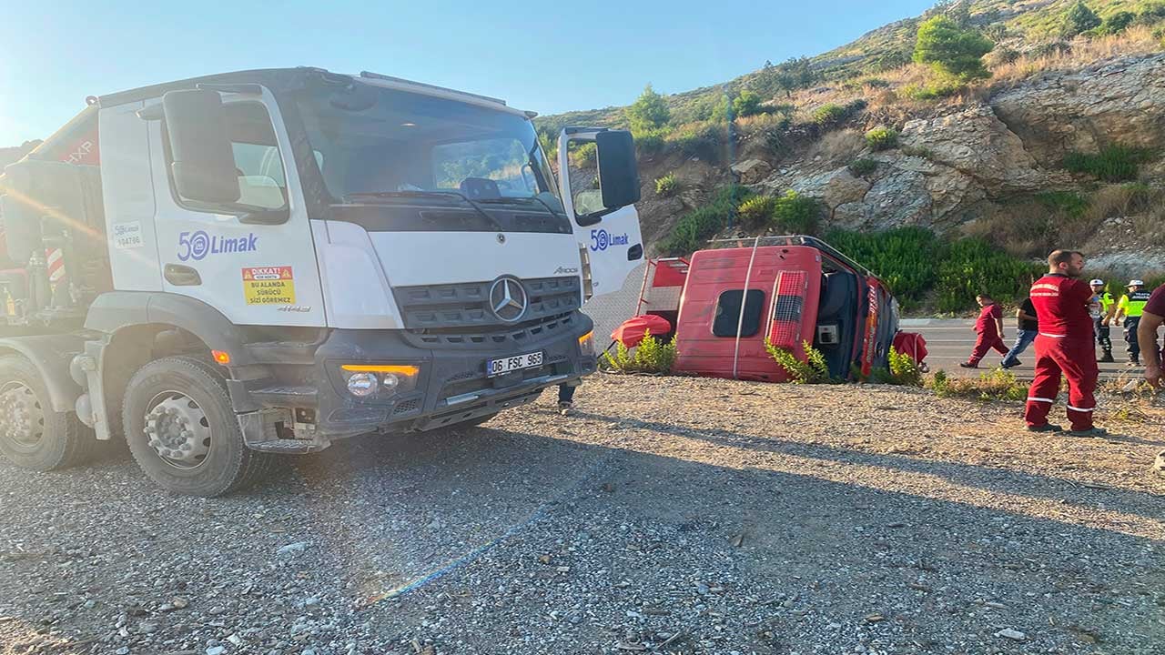 Foto - Yeşil vatan savunmasında korkutan kaza! Yangına koşan kahramanların aracı devrildi!