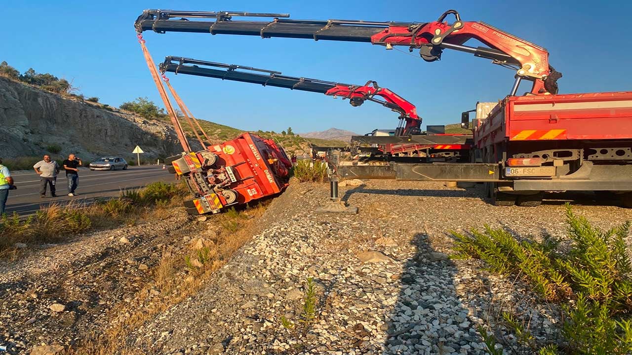 Foto - Yeşil vatan savunmasında korkutan kaza! Yangına koşan kahramanların aracı devrildi!