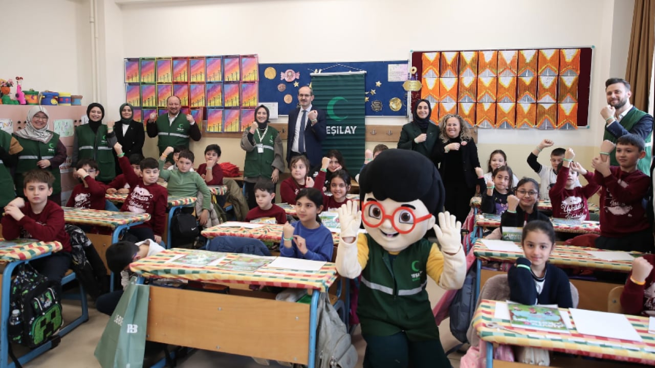 Yeşilay'ın 106. kuruluş yıldönümünde ilk ders zili bağımsız bir gelecek için çaldı