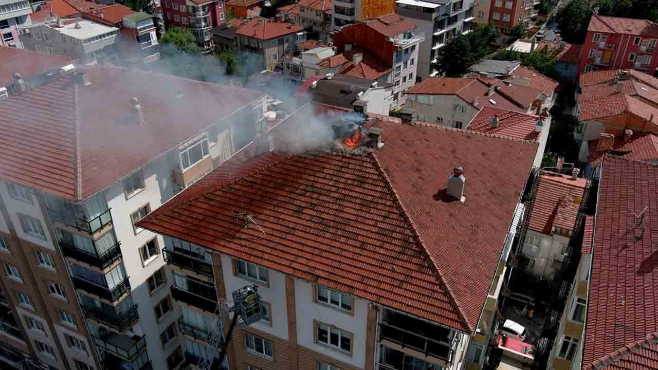 Foto - Yıldırım çatıyı vurdu: Alevler paniğe yol açtı