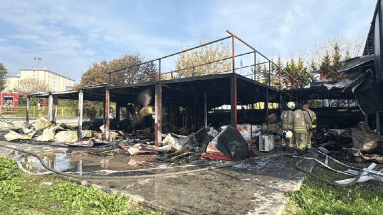 Foto - Yıldız Teknik Üniversitesi’nde korkutan yangın: Kulüp konteynerleri kül oldu