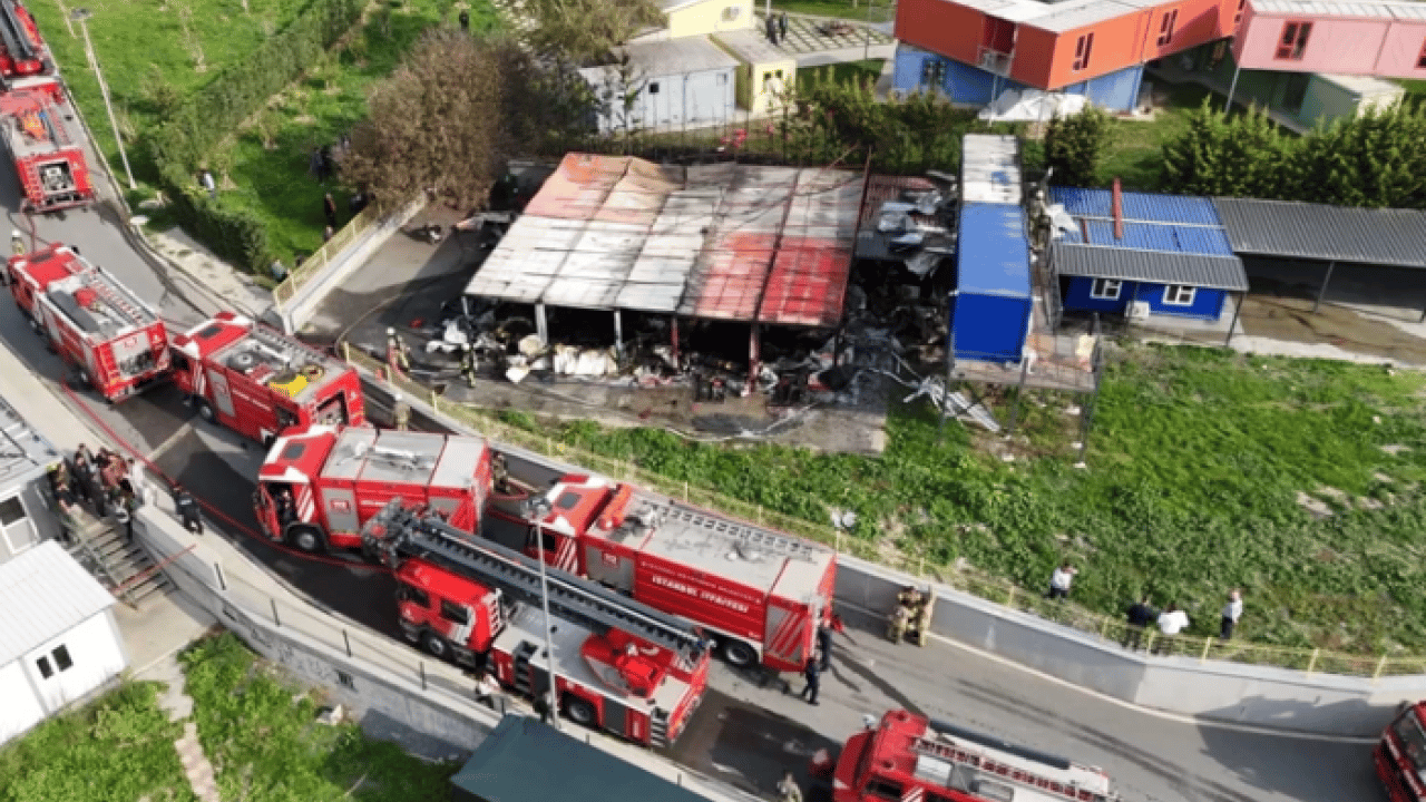 Foto - Yıldız Teknik Üniversitesi’nde korkutan yangın: Kulüp konteynerleri kül oldu