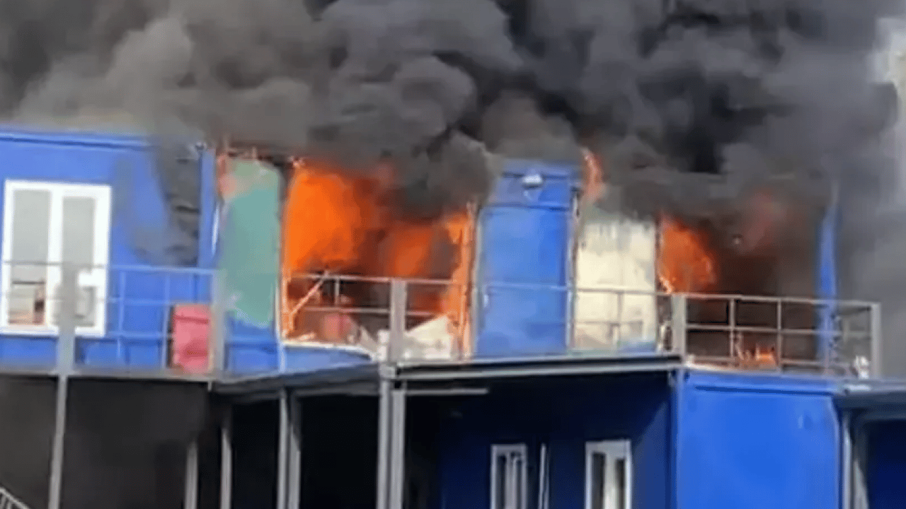 Yıldız Teknik Üniversitesi’nde korkutan yangın: Kulüp konteynerleri kül oldu