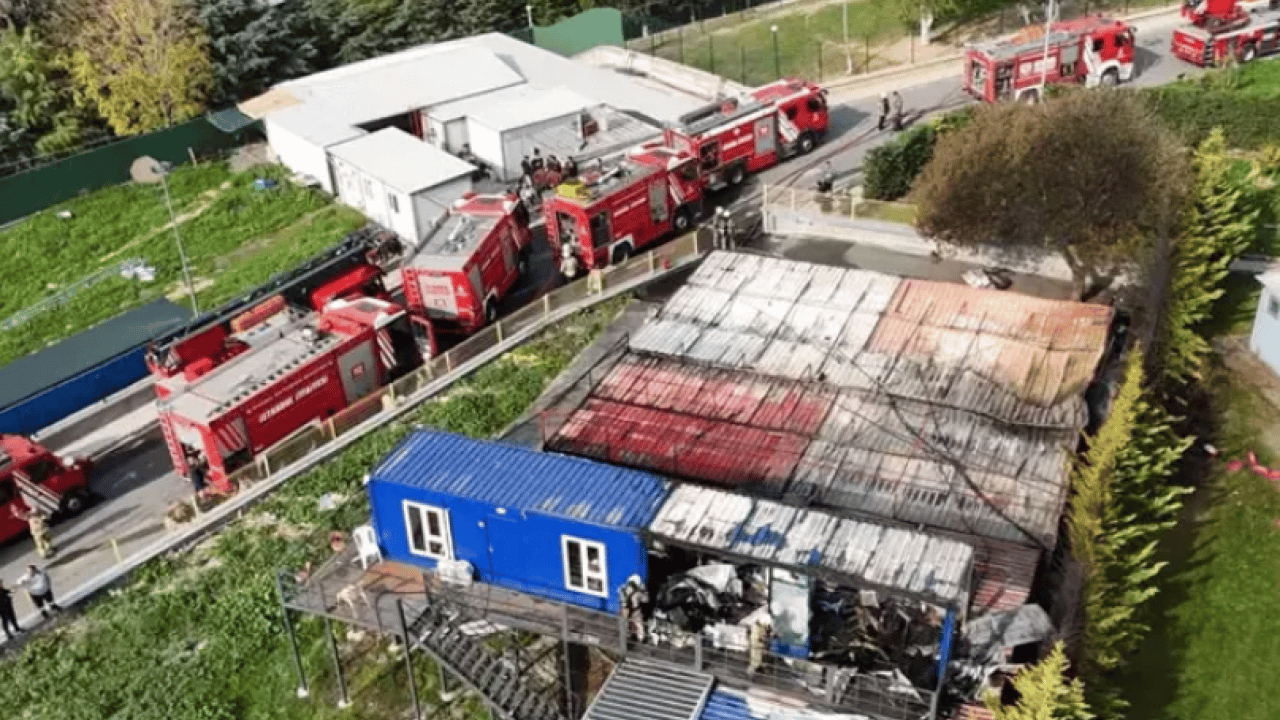 Foto - Yıldız Teknik Üniversitesi’nde korkutan yangın: Kulüp konteynerleri kül oldu