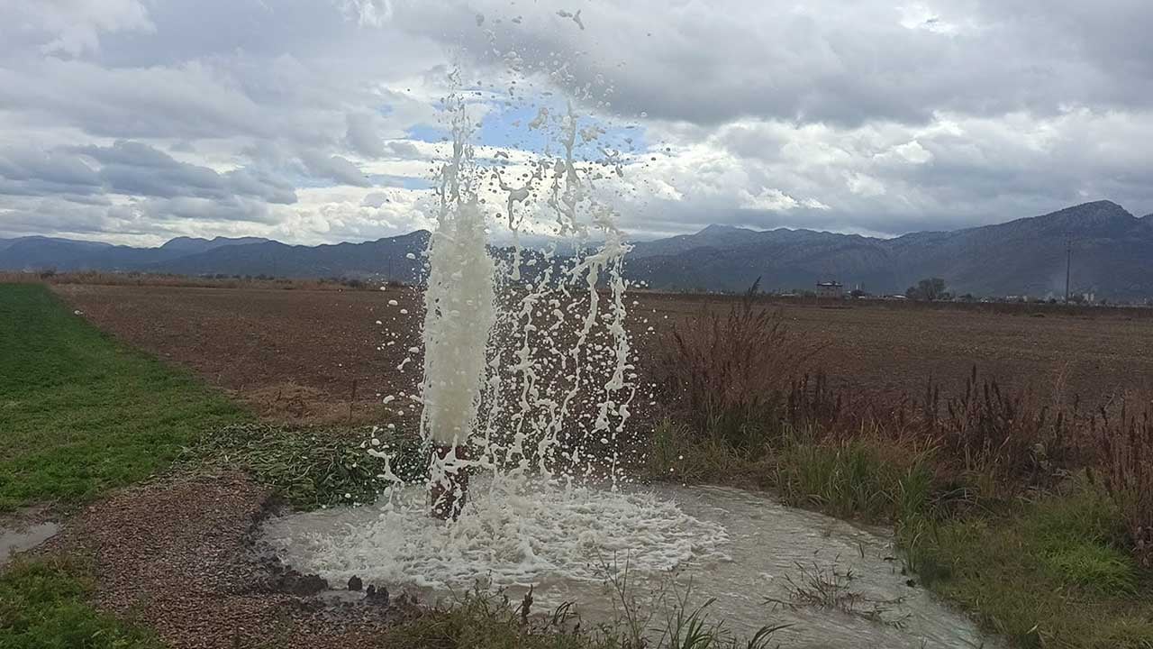 Yıllar önce yapılan kuyudan fışkırmaya başladı! Bölge sakinleri neler olduğuna anlam veremedi
