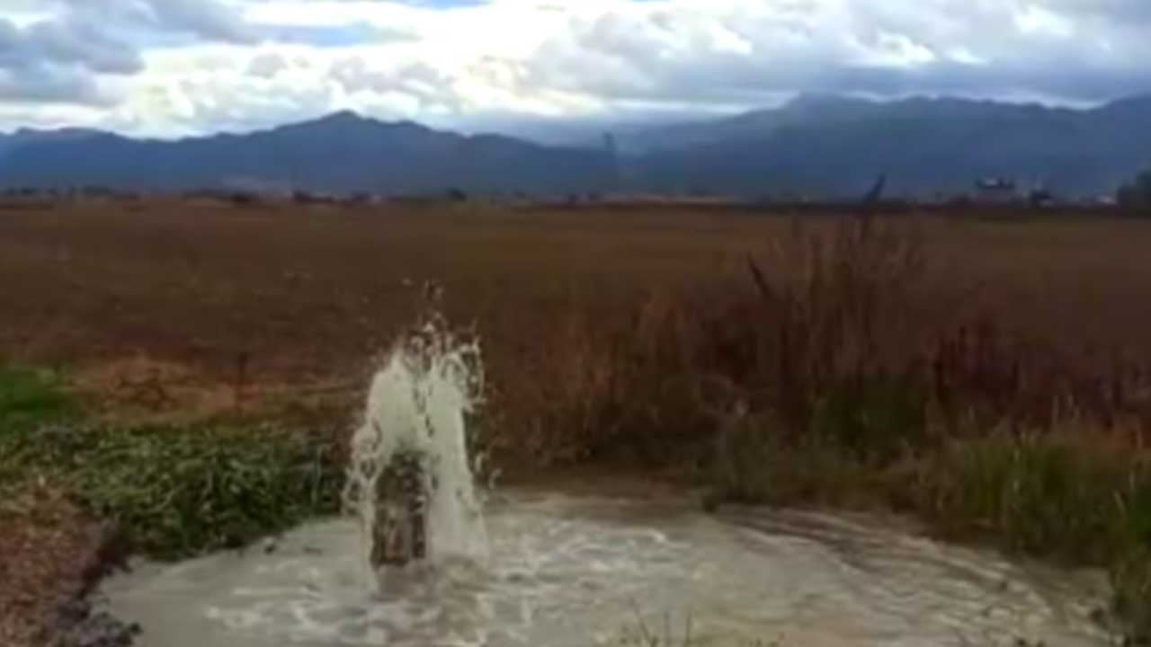 Foto - Yıllar önce yapılan kuyudan fışkırmaya başladı! Bölge sakinleri neler olduğuna anlam veremedi