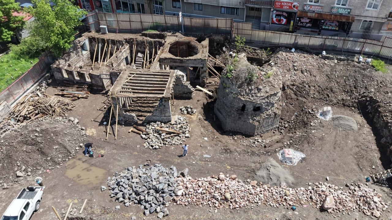 Foto - Yıllarca yapıların arasında kalmıştı! 14. yüzyıl mirası gün yüzüne çıkıyor