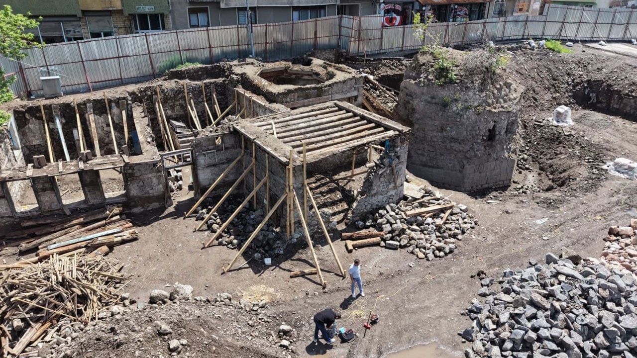 Foto - Yıllarca yapıların arasında kalmıştı! 14. yüzyıl mirası gün yüzüne çıkıyor