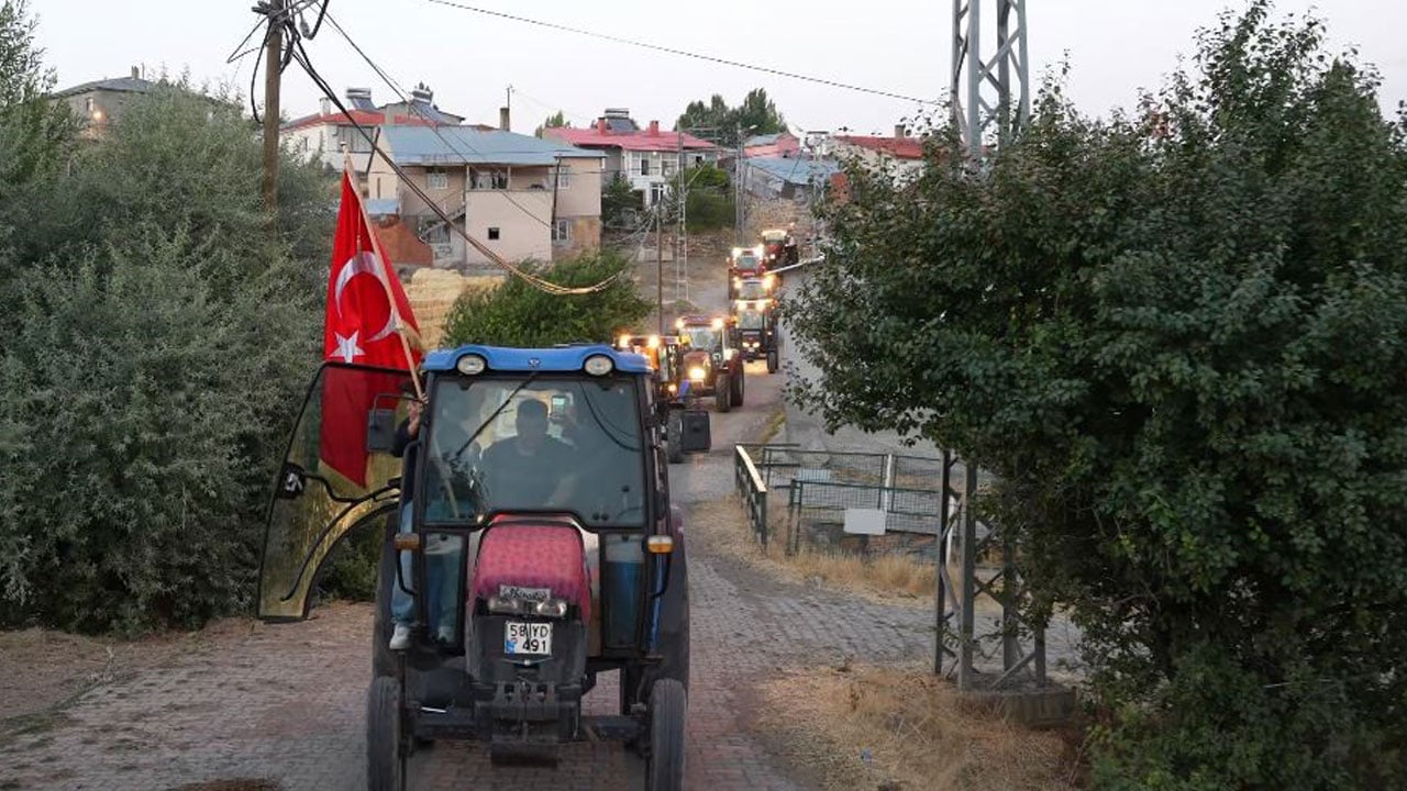 Foto - Yıllardır değişmeyen düğün geleneği! Bu köyde damat böyle gezdiriliyor