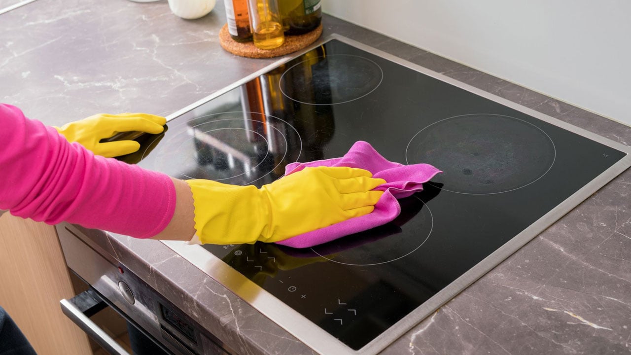 Yıllardır yanlış temizliyoruz! Cam ocak parlamıyorsa nedeni bu olabilir