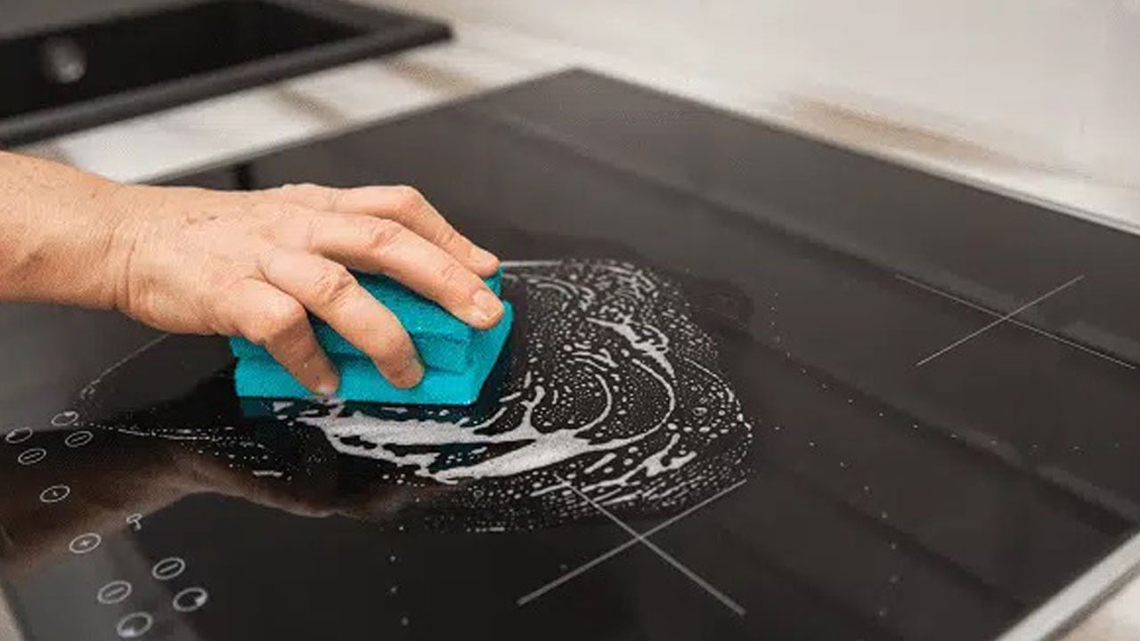 Foto - Yıllardır yanlış temizliyoruz! Cam ocak parlamıyorsa nedeni bu olabilir