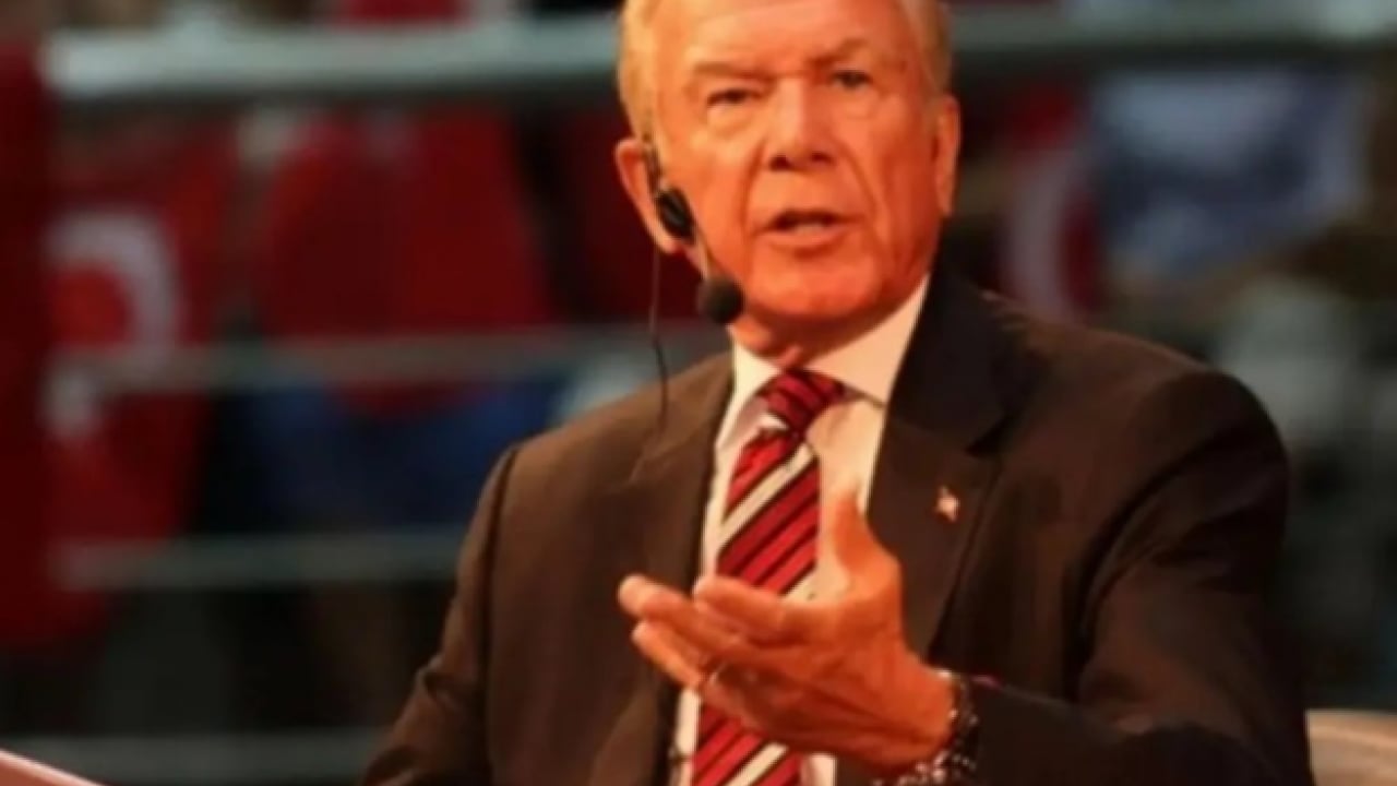 Foto - Yılmaz Özdil ağzına geleni söyledi: 'Gazetecilik ayaklarına yatması utanç verici!'