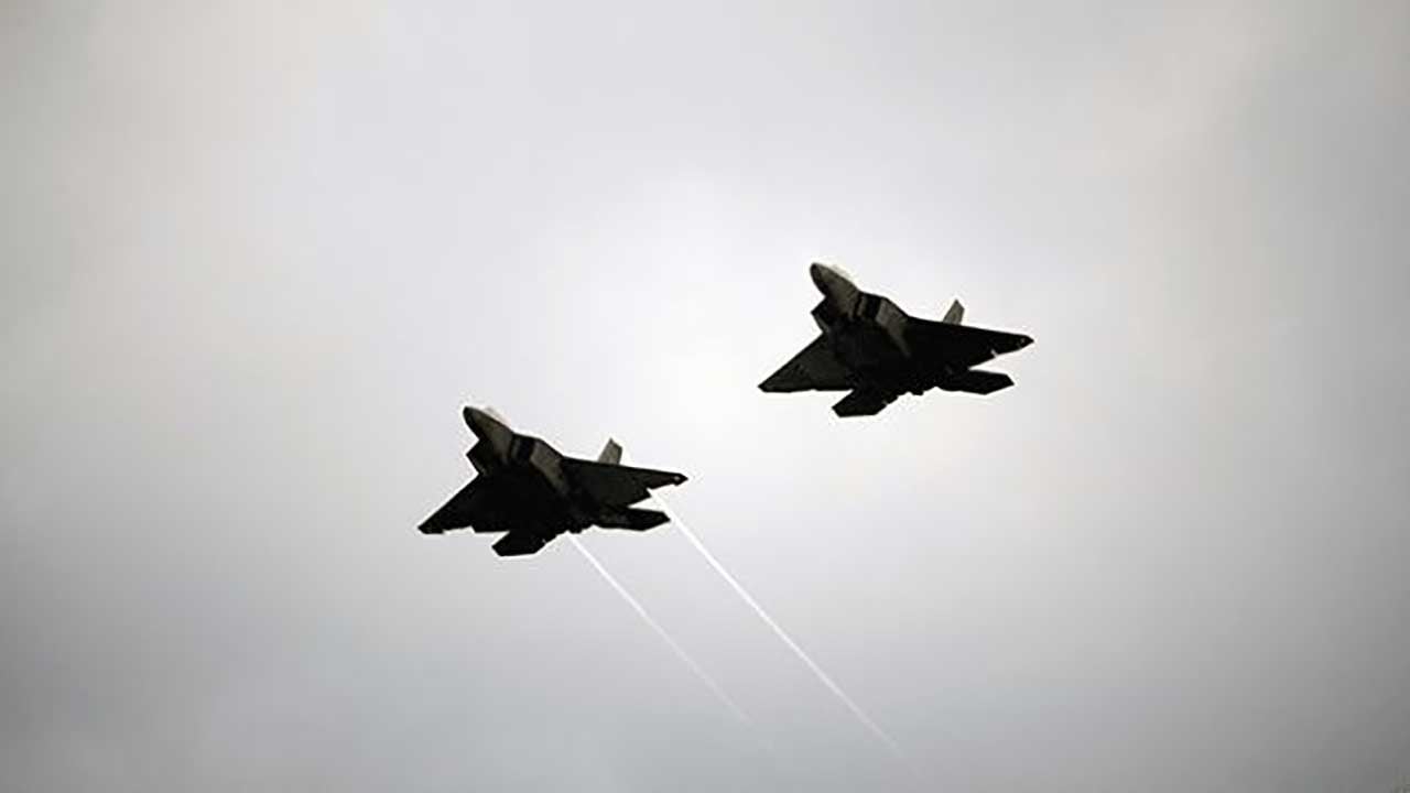 Foto - Yine bir dolap çeviriyorlar! İngiltere ve Fransa, Suriye'de hava saldırısı düzenledi