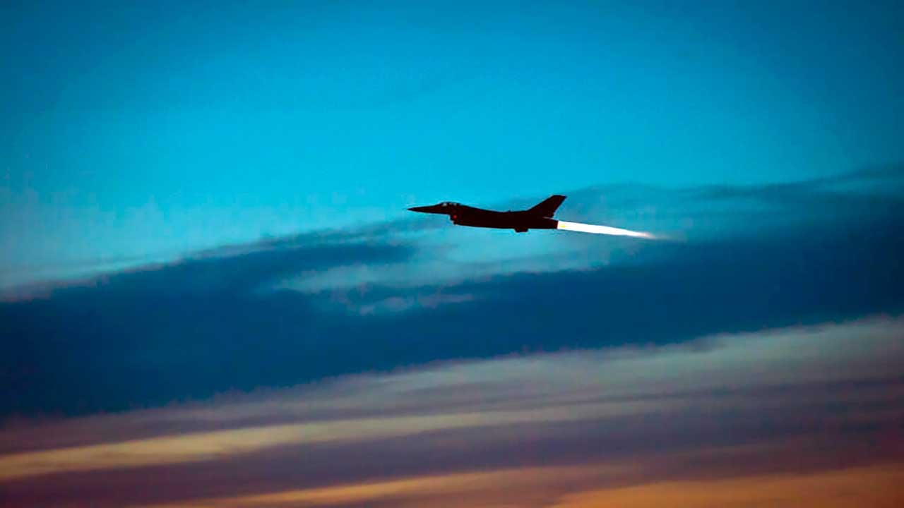 Foto - Yine bir dolap çeviriyorlar! İngiltere ve Fransa, Suriye'de hava saldırısı düzenledi