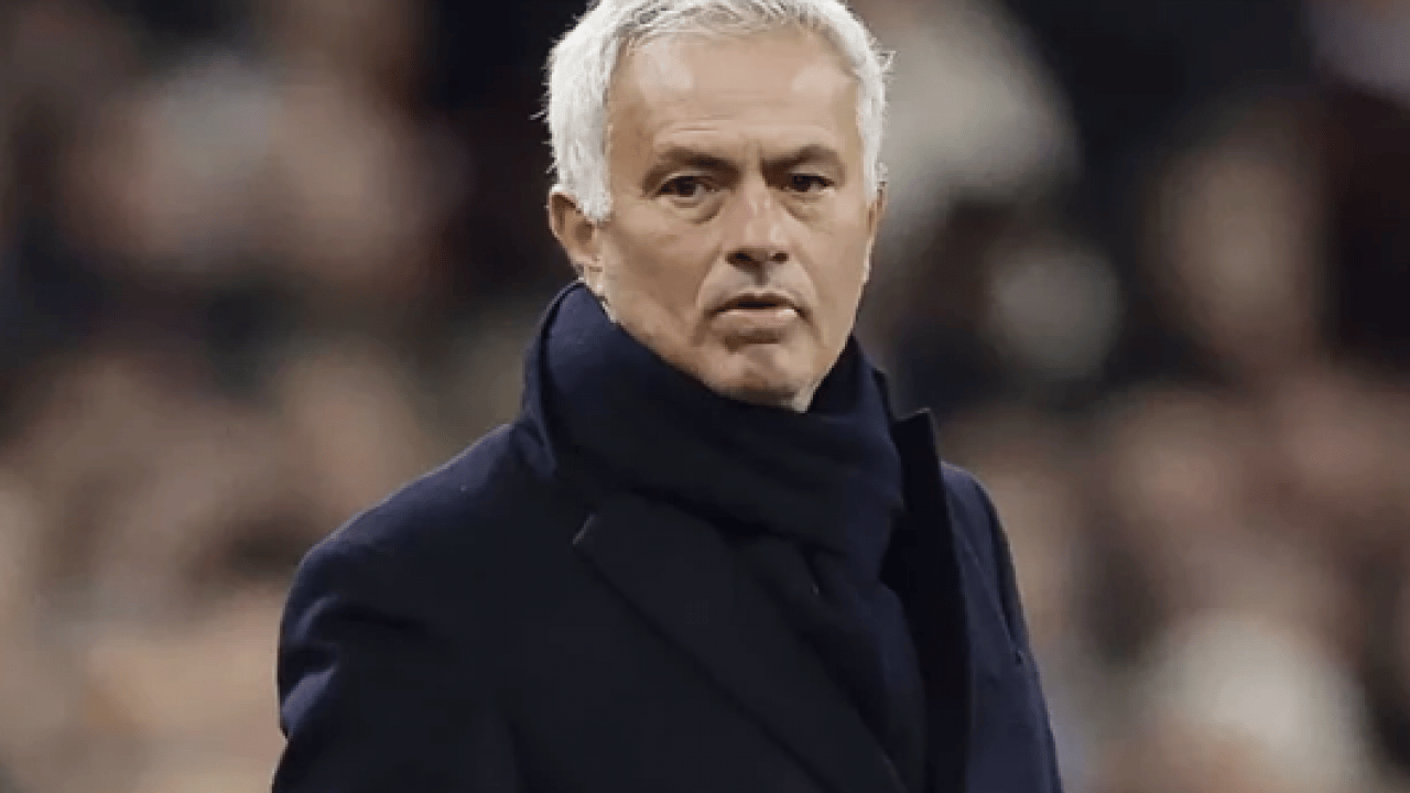 Yine Jose Mourinho yine olay! Maç oynanırken öyle bir şey yaptı ki...